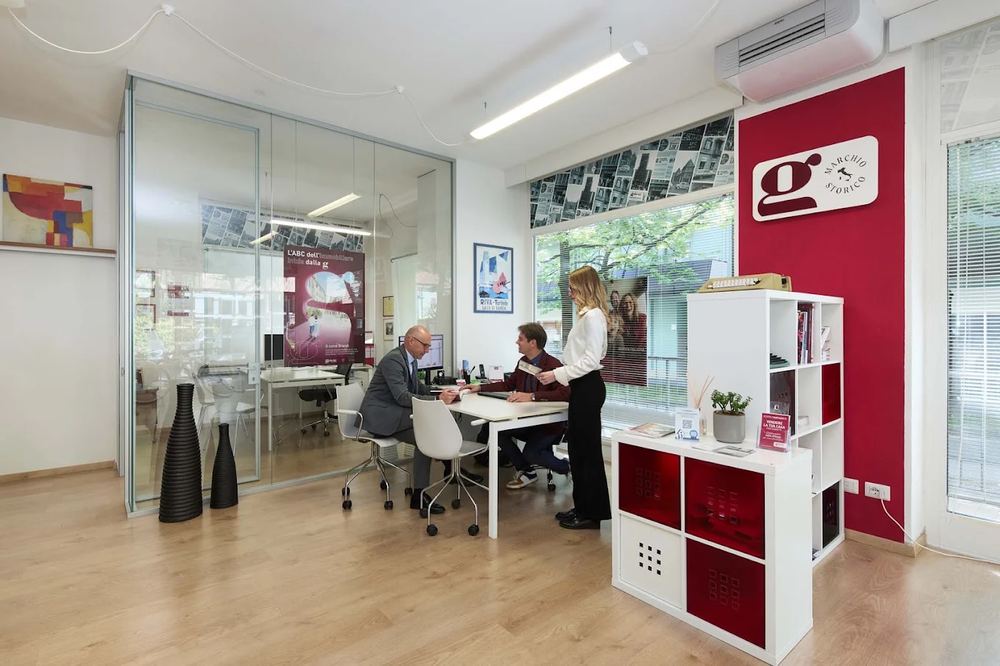 Un colloquio con i clienti in agenzia